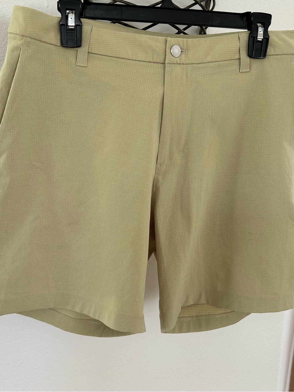 Men's LuluLemon Commission 7” Shorts in Light Olive. Sz 34